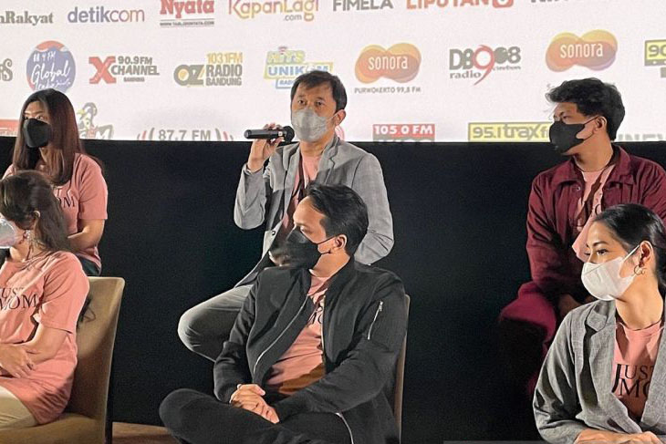Alasan Hanung Bramantyo pilih jadi produser di film Just Mom