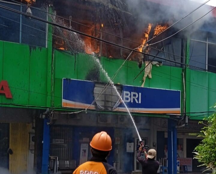 Kebakaran Kantor BRI di Kompleks Pasar Kliwon ludeskan lantai dua Kebakaran Kantor BRI di Kompleks Pasar Kliwon ludeskan lantai dua