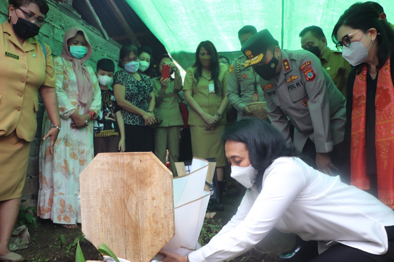 Menteri PPPA RI ziarah ke makam korban dugaan kekerasan seksual Menteri PPPA RI ziarah ke makam korban dugaan kekerasan seksual
