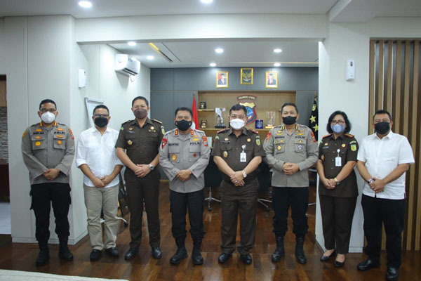 Polda - Kejati Sulut bahas sinergitas penegakan hukum dan vaksinasi Covid-19 Polda - Kejati Sulut bahas sinergitas penegakan hukum dan vaksinasi Covid-19