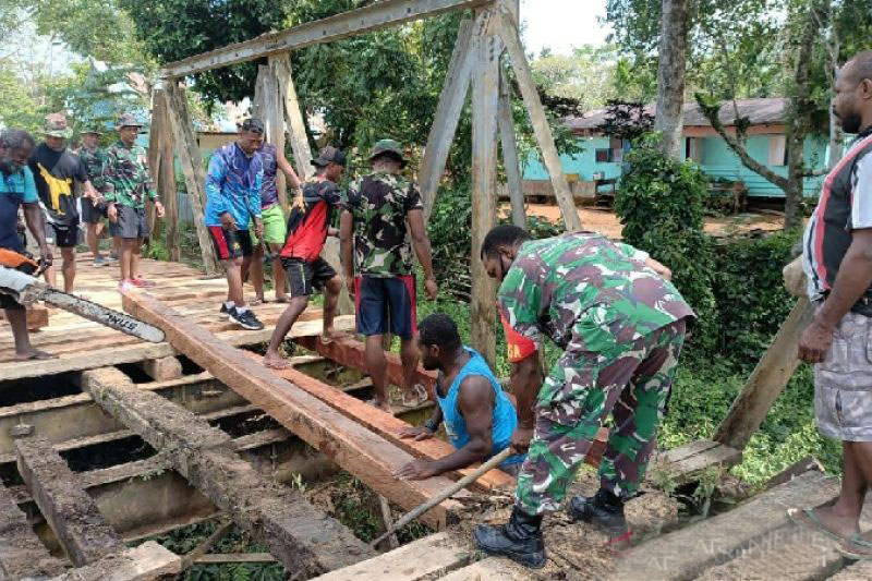 TNI bersama warga perbaiki jembatan kali Oga Awayanka Boven Digoel