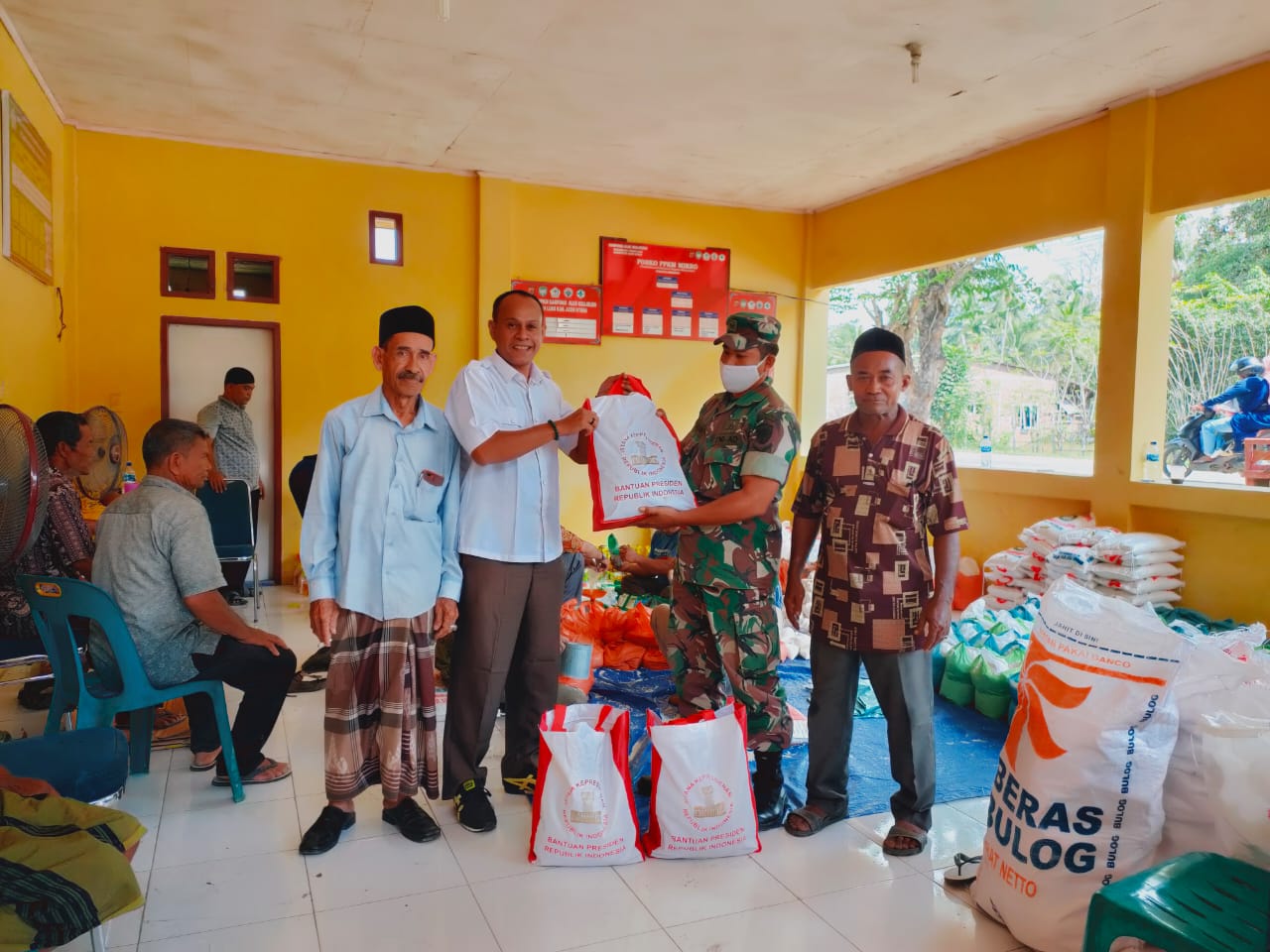 Projo Aceh Utara serahkan bantuan Presiden untuk korban banjir Aceh