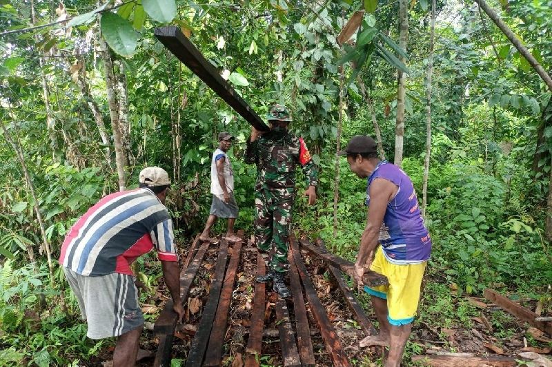 TNI bersama warga bangun balai kampung di Mamberamo Raya Papua