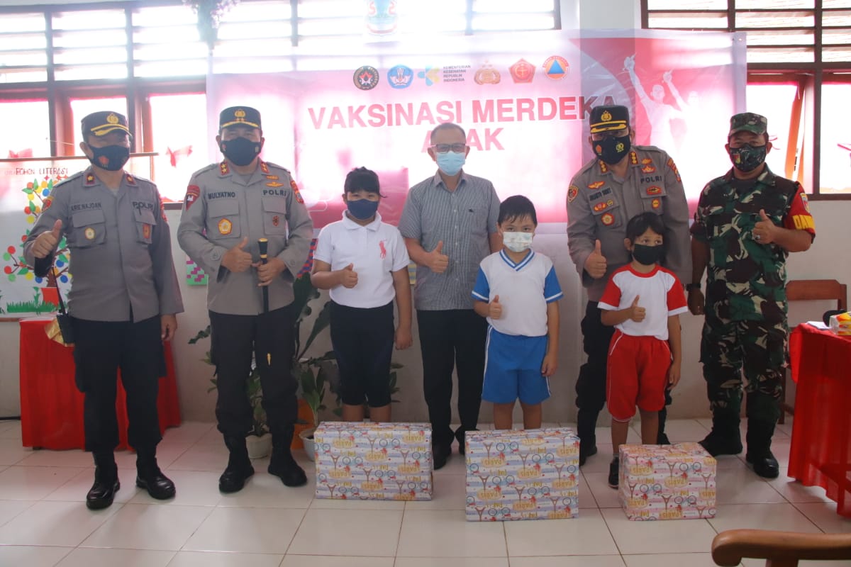 Kapolda Sulut tinjau Vaksinasi Serentak di SD Negeri 69 Manado