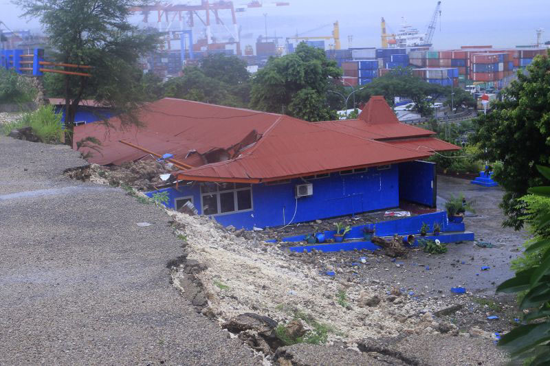 Tanah Longsor terjadi di kawasan pelabuhan Tenau Kupang