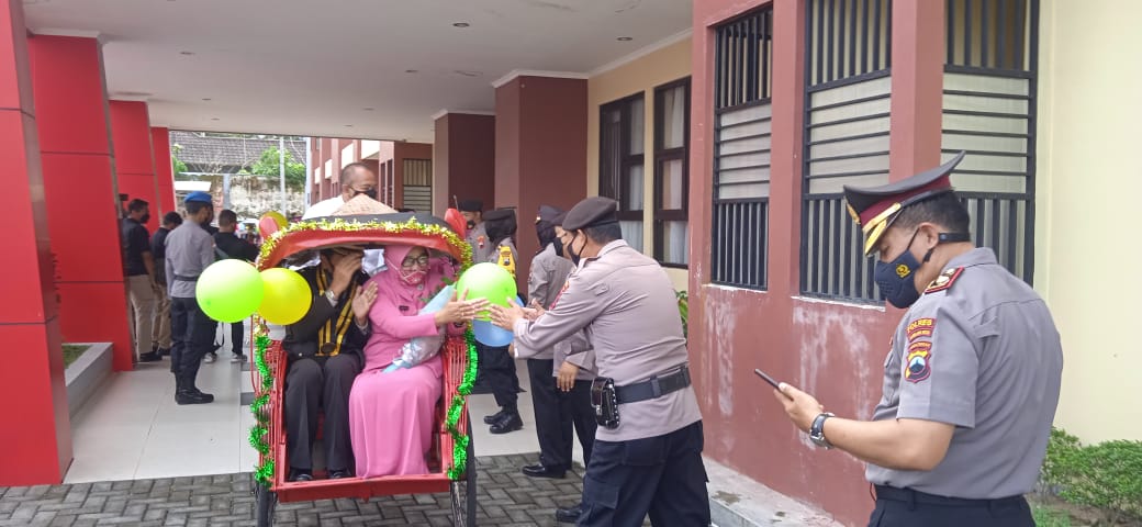 Purna tugas, personel Mapolres Magelang naik becak hias Purna tugas, personel Mapolres Magelang naik becak hias