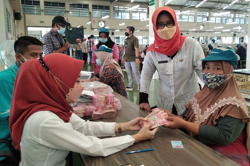 Penyaluran BLT Buruh Pabrik Rokok di Kudus mencapai 94,36 persen Penyaluran BLT Buruh Pabrik Rokok di Kudus mencapai 94,36 persen