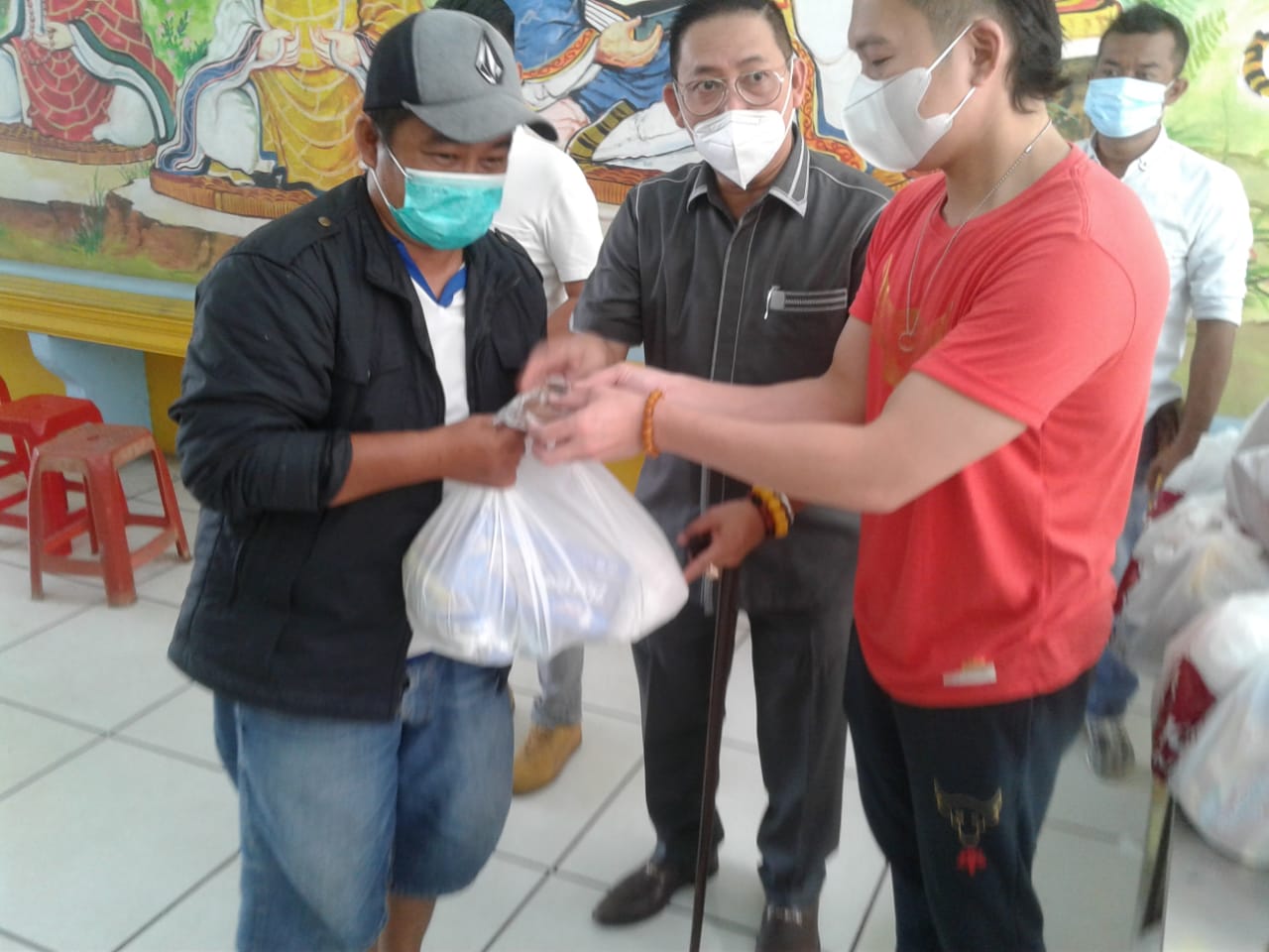 Sambut imlek, anggota DPRD Medan bagikan sembako dan angpao Sambut imlek, anggota DPRD Medan bagikan sembako dan angpao