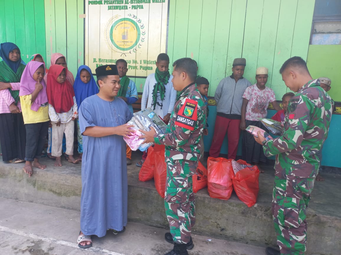 Berbagi kasih pada santri, Satgas Kodim Yonif RK 751/VJS bagikan baju koko dan mukena