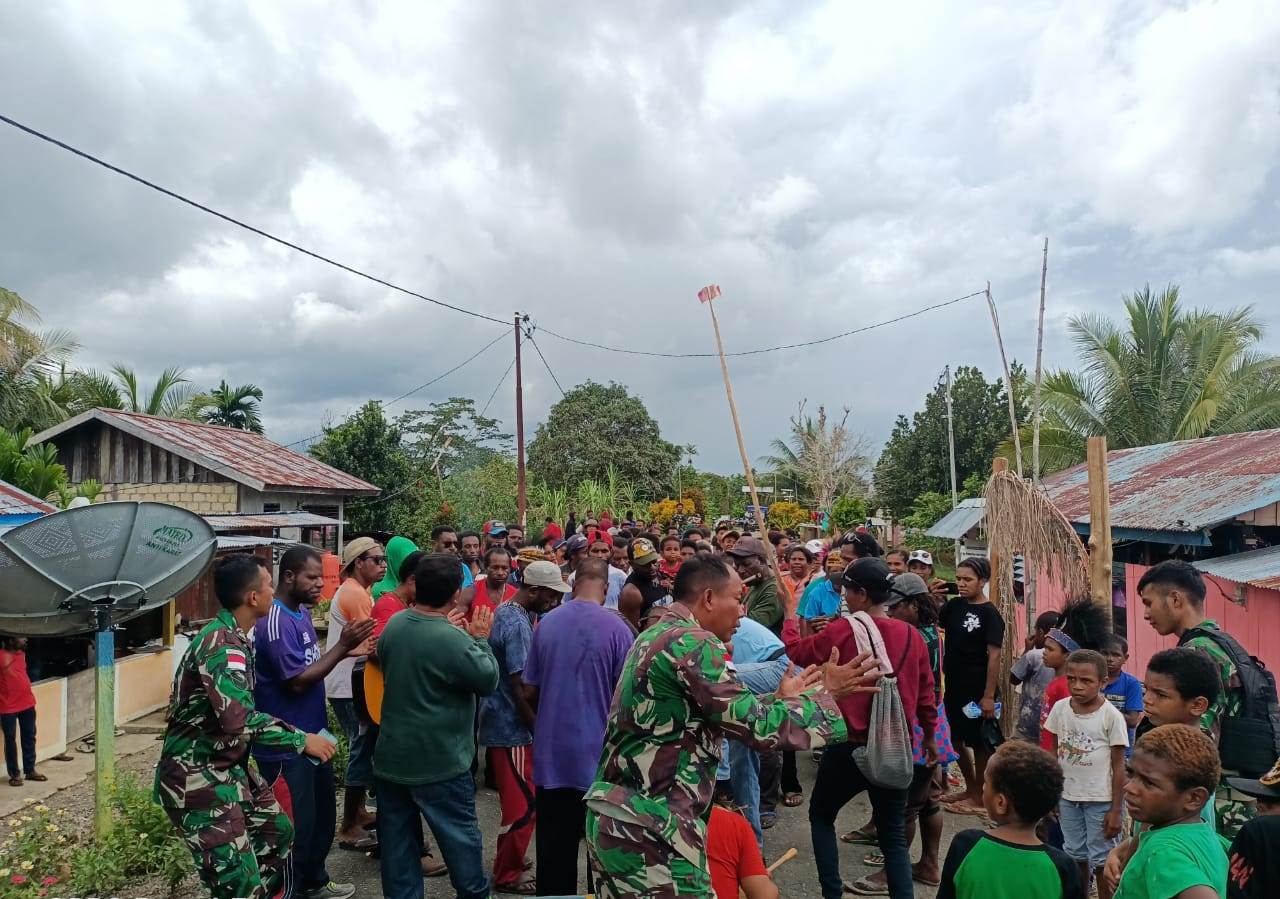 Meriahkan Tahun Baru, Satgas Pamtas TNI dan warga gelar tradisi Tarian Suling Tambur