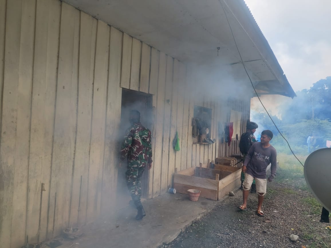Cegah malaria, Satgas Yonif 126/KC fogging rumah warga perbatasan Cegah malaria, Satgas Yonif 126/KC fogging rumah warga perbatasan