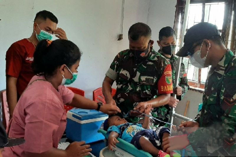 TNI bantu layanan kesehatan Posyandu warga Jita Mimika
