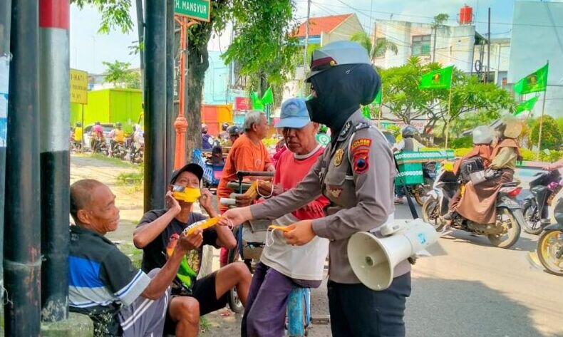 Polres Pekalongan Kota gencarkan sosialisasi prokes dan bagikan masker