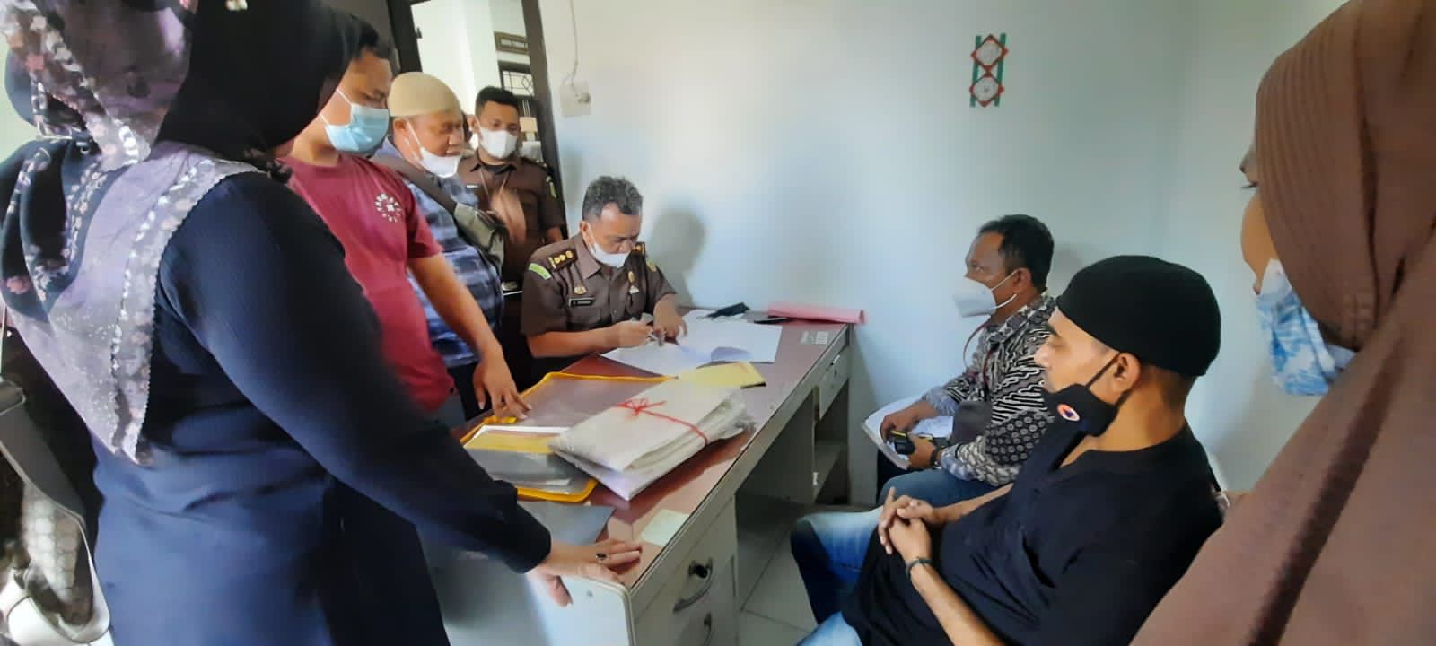 Berkas tersangka kasus penipuan beras senilai Rp5 miliar diserahkan ke Kejari Aceh Utara Berkas tersangka kasus penipuan beras senilai Rp5 miliar diserahkan ke Kejari Aceh Utara