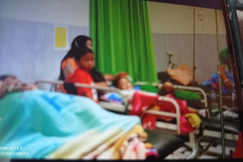 Tiga warga yang diduga keracunan di Lebak dirujuk ke RSUD Malingping Tiga warga yang diduga keracunan di Lebak dirujuk ke RSUD Malingping