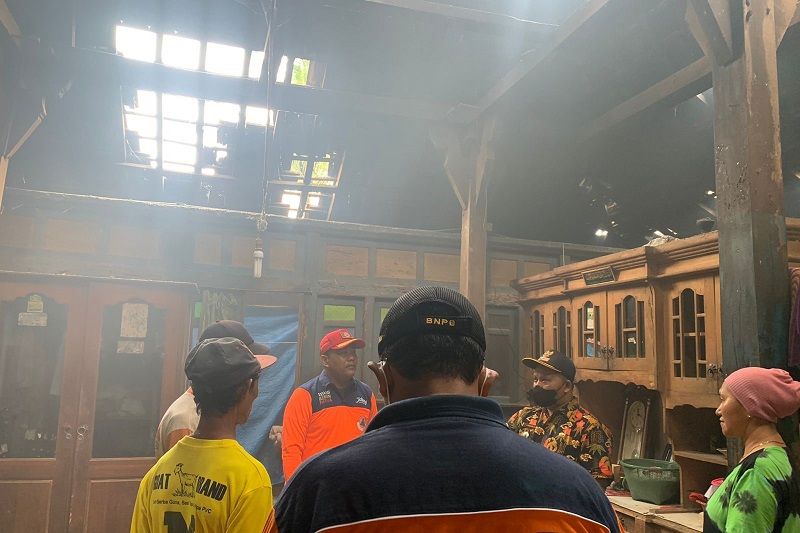 Bencana puting beliung di Jepara akibatkan puluhan rumah rusak Bencana puting beliung di Jepara akibatkan puluhan rumah rusak