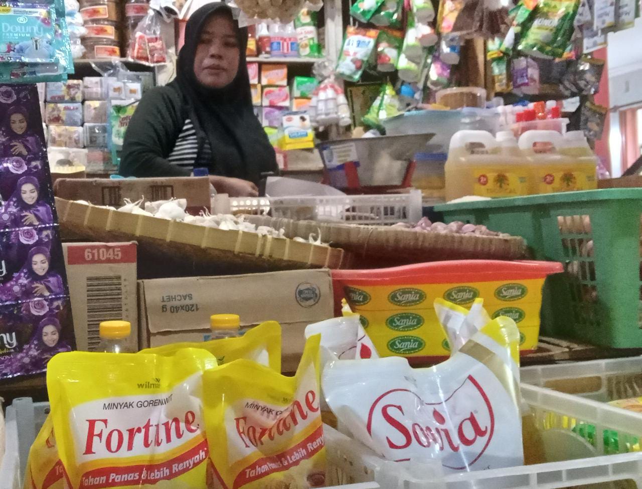 Pedagang pasar tradisional di Sukoharjo masih jual minyak goreng stok lama Pedagang pasar tradisional di Sukoharjo masih jual minyak goreng stok lama
