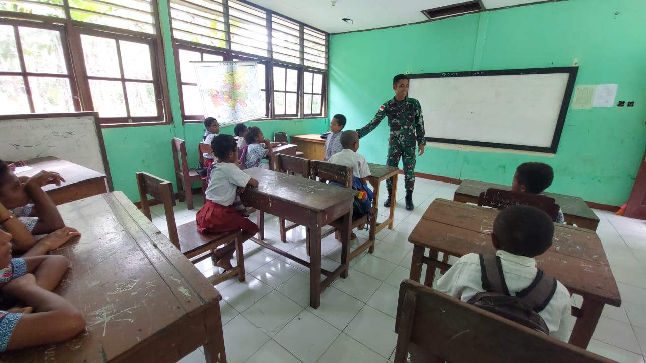 Tenaga pengajar terbatas, Satgas Yonif 126/KC jadi guru di perbatasan 