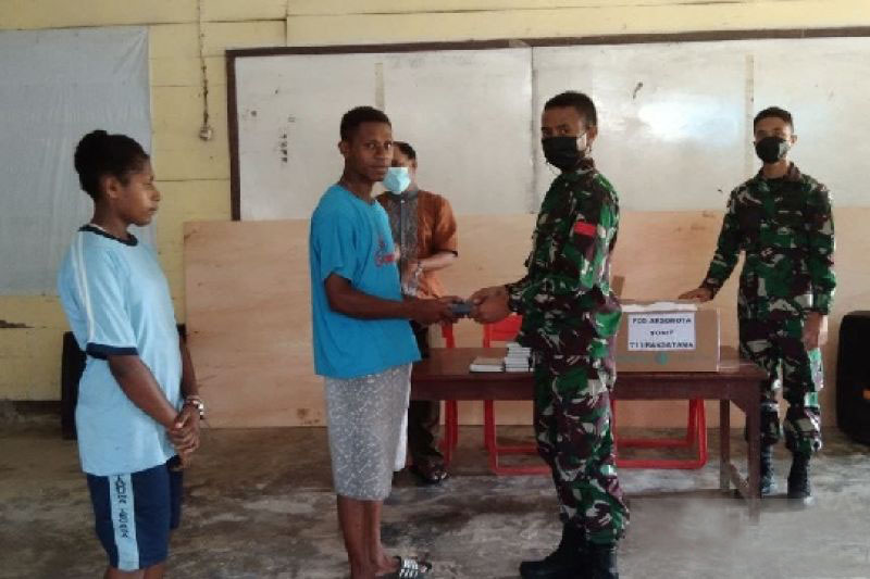 Satgas TNI Yonif 711 bagikan Alkitab ke warga gereja perbatasan RI-PNG