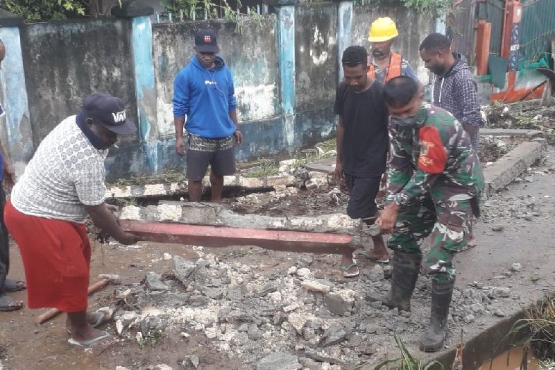 Dandim Jayapura: Prajurit bantu evakuasi korban banjir dan longsor