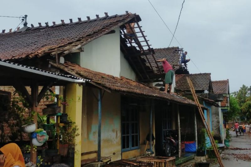 Angin kencang menerjang beberapa desa di Kudus Angin kencang menerjang beberapa desa di Kudus