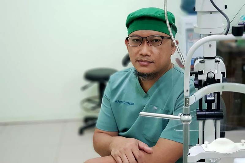 Dokter: Jangan langsung diusap ketika mata terkena abu rokok