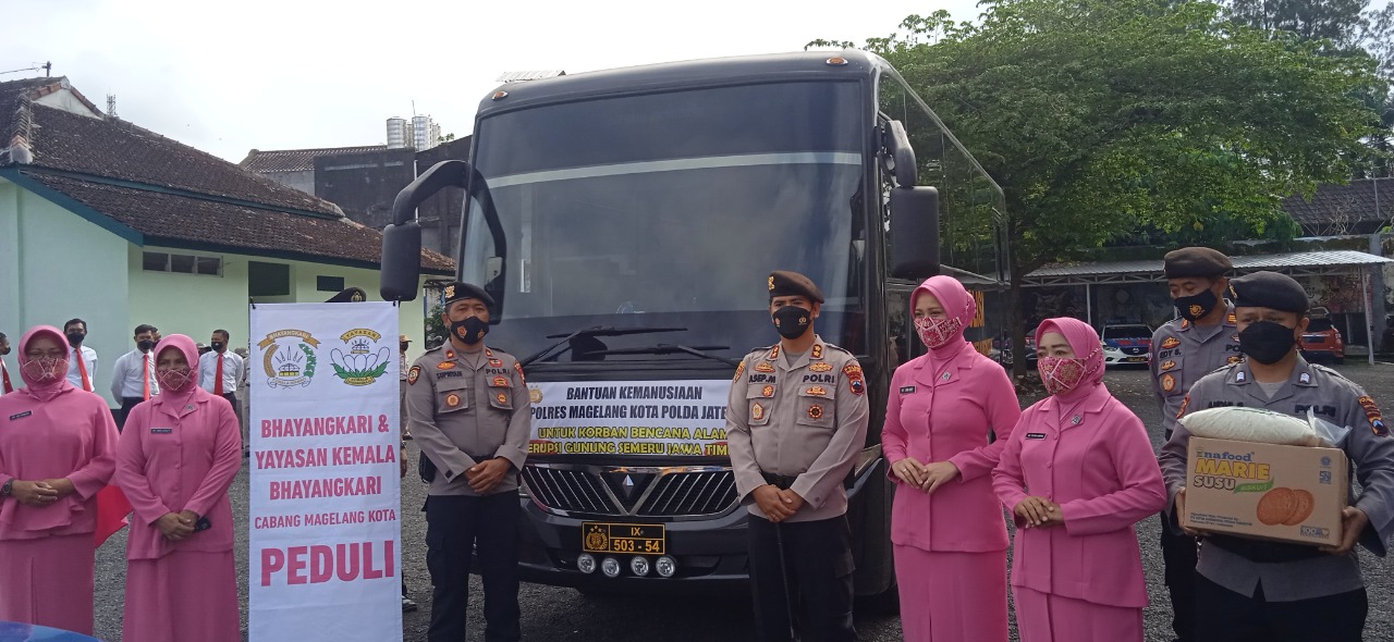 Personil Polres Magelang Jateng salurkan 1,6 ton beras untuk pengungsi erupsi Semeru Personil Polres Magelang Jateng salurkan 1,6 ton beras untuk pengungsi erupsi Semeru