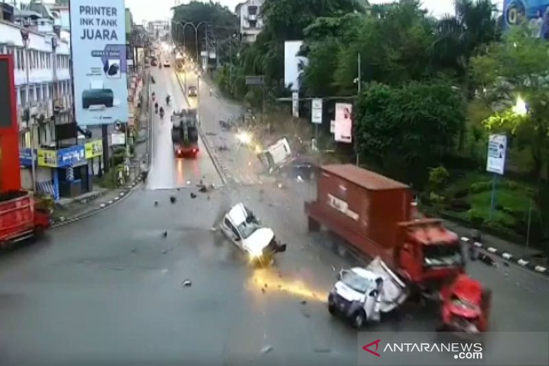Tabrakan maut di Simpang Rapak Balikpapan Tabrakan maut di Simpang Rapak Balikpapan