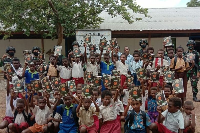 Satgas TNI Yonif 123 bagikan buku tulis untuk anak perbatasan RI-PNG