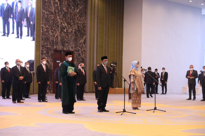 Juda Agung dan Aida Budiman resmi jadi Deputi Gubernur BI Juda Agung dan Aida Budiman resmi jadi Deputi Gubernur BI