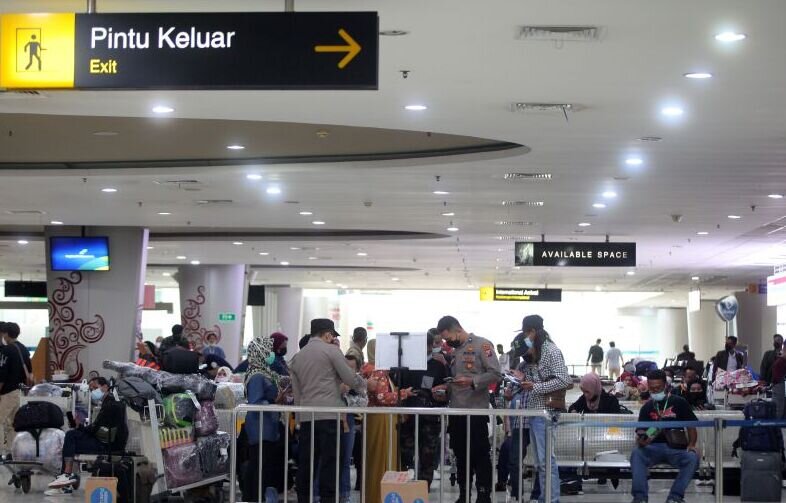 Pekerja yang pulang dari Malaysia dikarantina di Asrama Haji Surabaya Pekerja yang pulang dari Malaysia dikarantina di Asrama Haji Surabaya