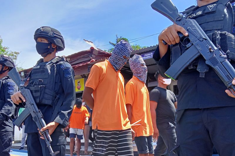 Polisi tangkap sembilan pelaku pembakaran karaoke di Sorong Polisi tangkap sembilan pelaku pembakaran karaoke di Sorong