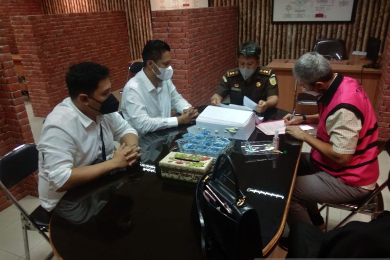 Kejari Jaksel terima pelimpahan tersangka halangi kasus korupsi LPEI Kejari Jaksel terima pelimpahan tersangka halangi kasus korupsi LPEI