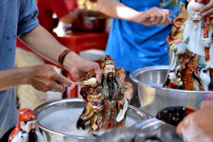 Warga Tionghoa persiapkan Imlek di Vihara Dharmayana Kuta Warga Tionghoa persiapkan Imlek di Vihara Dharmayana Kuta
