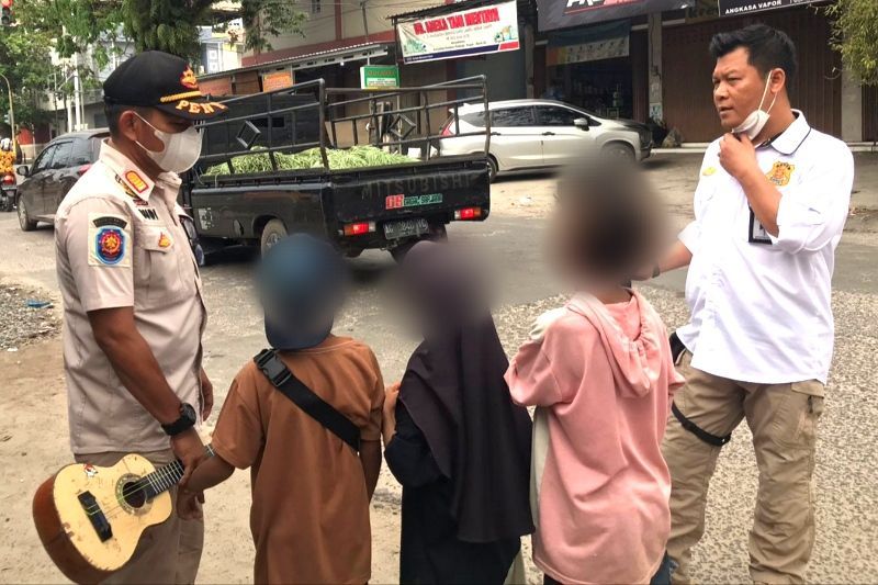 Satpol PP Kotim kaget lihat ada mobil di rumah keluarga pengemis Satpol PP Kotim kaget lihat ada mobil di rumah keluarga pengemis
