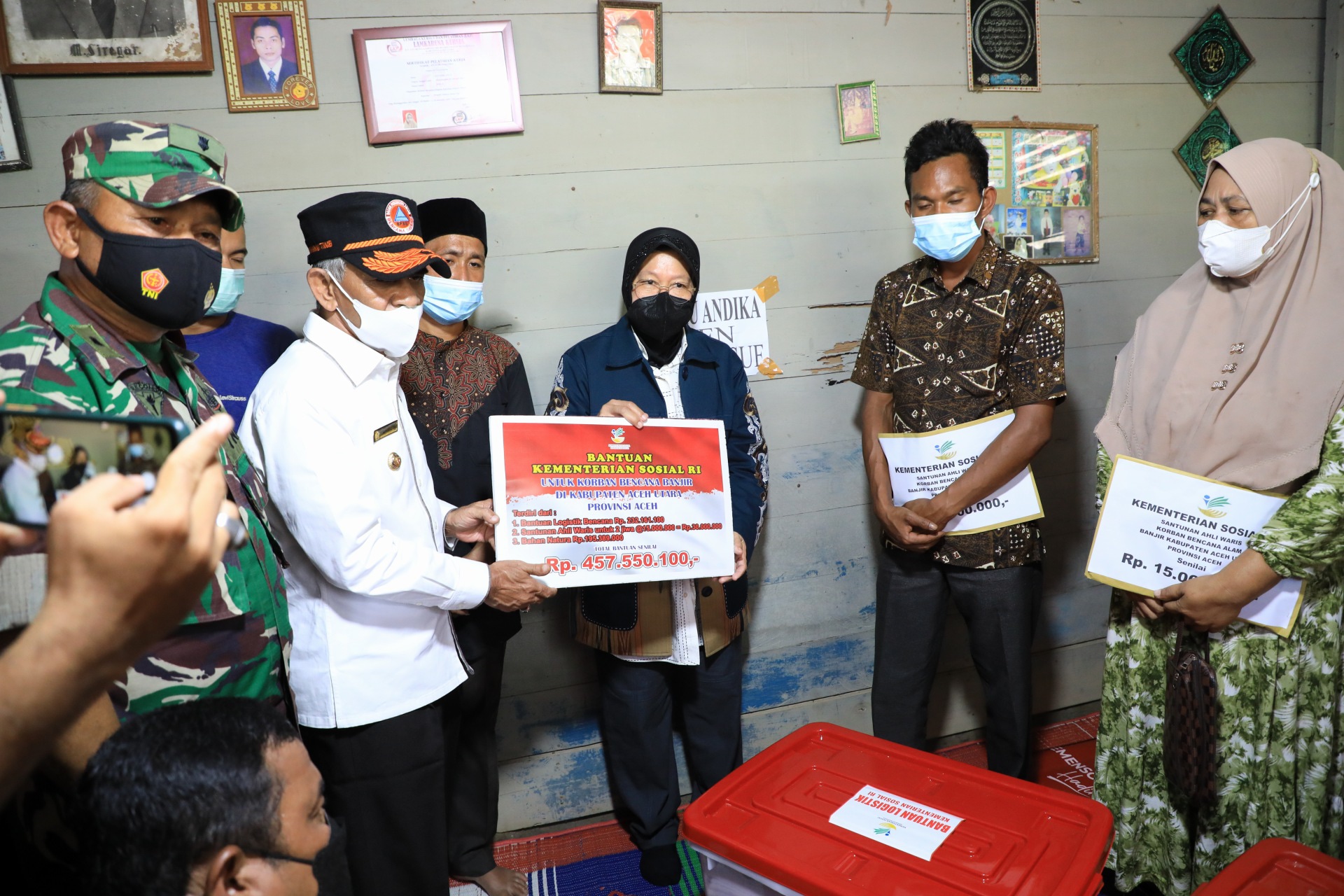 Mensos didampingi Bupati Aceh Utara serahkan santunan kematian korban banjir Mensos didampingi Bupati Aceh Utara serahkan santunan kematian korban banjir