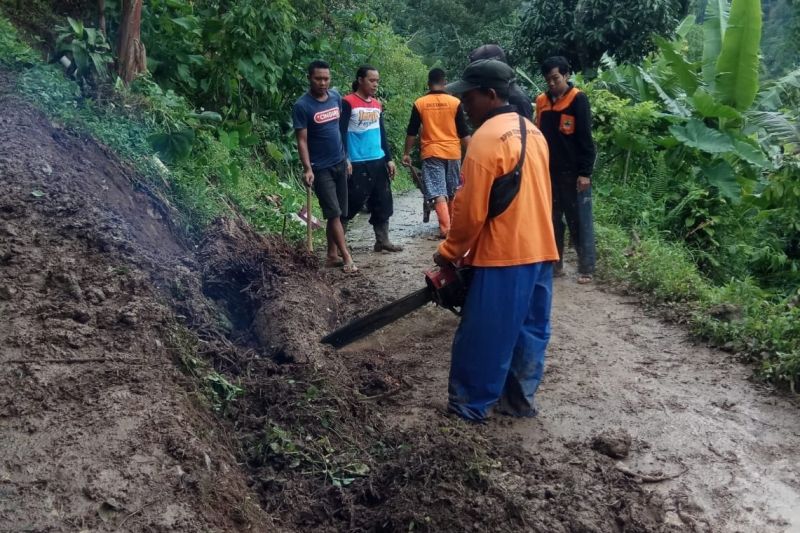 Dua desa di Kabupaten Kudus alami longsor akibat hujan deras
