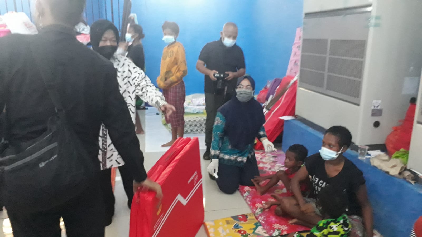 Menteri Sosial serahkan bantuan bagi korban banjir dan longsor Jayapura Menteri Sosial serahkan bantuan bagi korban banjir dan longsor Jayapura