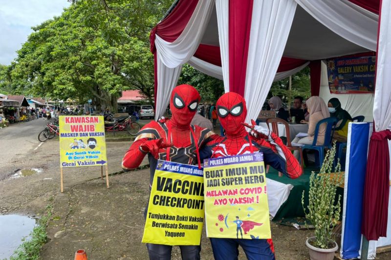 Polres muarojambi turunkan super hero ajak vaksin pengunjung candi Polres muarojambi turunkan super hero ajak vaksin pengunjung candi