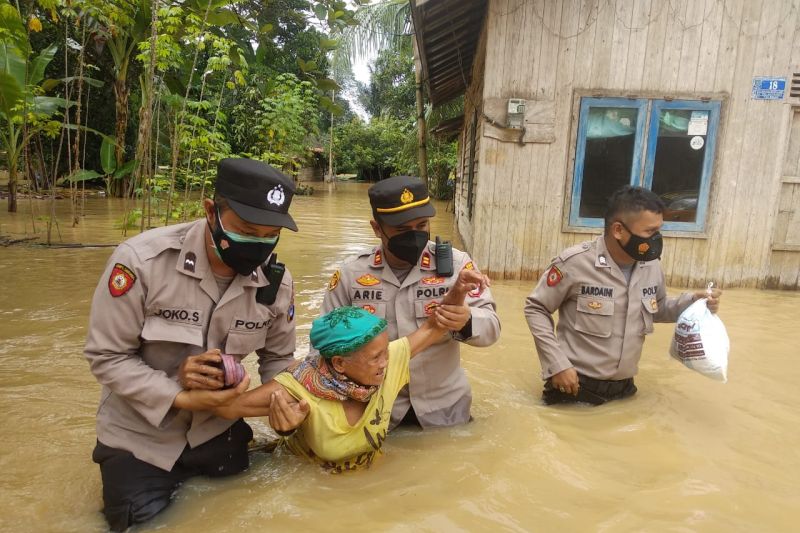Polsek Matraman dirikan posko layanan di tengah banjir