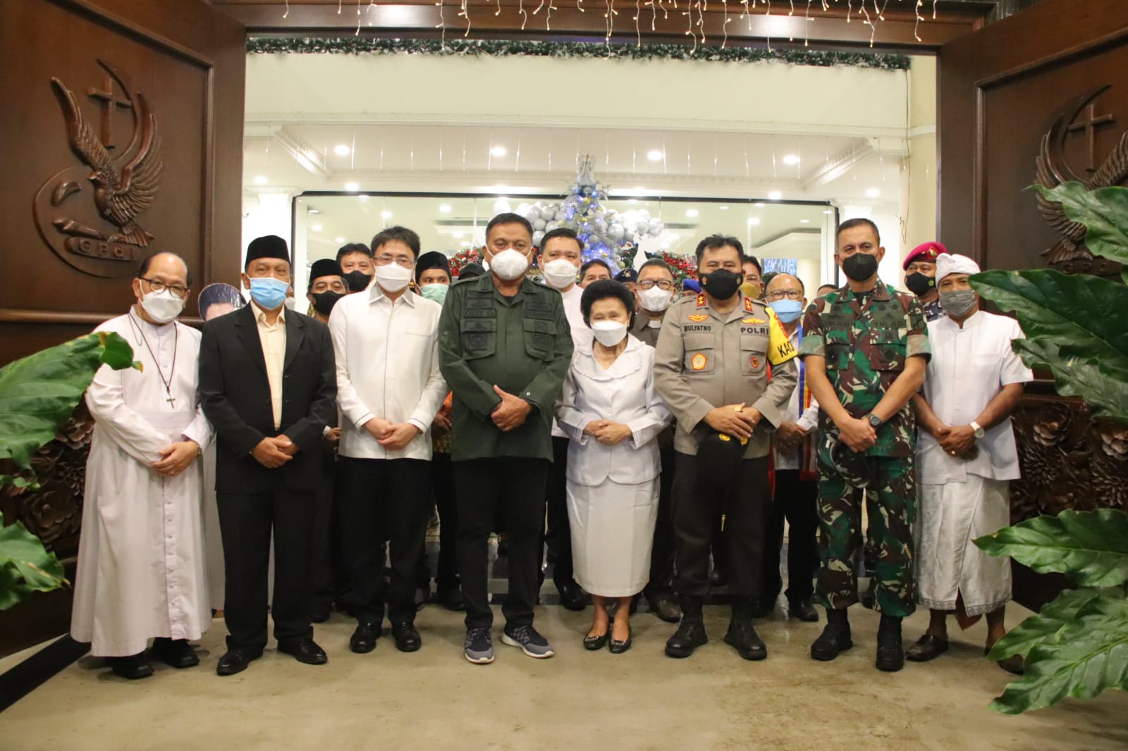 Forkopimda Sulut pantau situasi dan pengamanan malam Tahun Baru 2022 di Manado Forkopimda Sulut pantau situasi dan pengamanan malam Tahun Baru 2022 di Manado