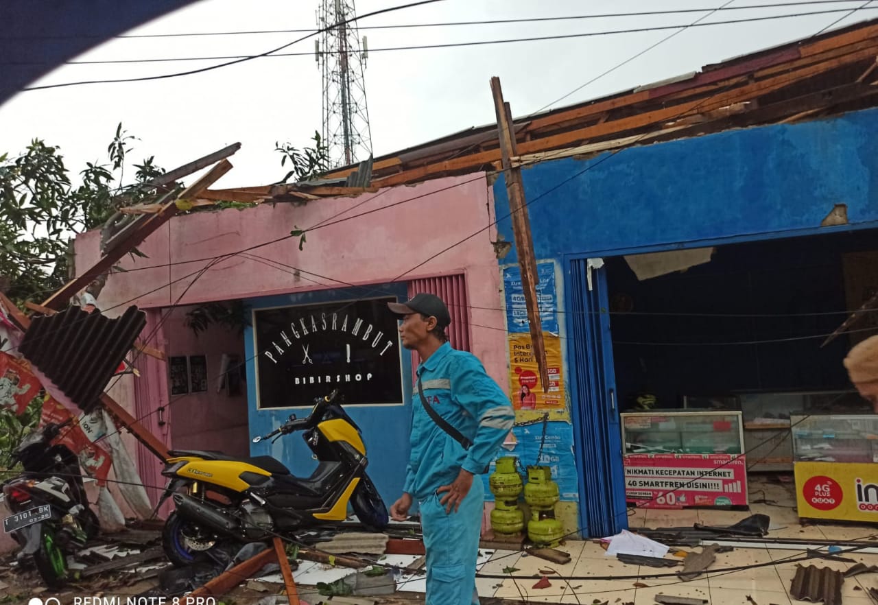 Hujan disertai angin terjang Purwakarta, 10 rumah rusak,1 pohon tumbang Hujan disertai angin terjang Purwakarta, 10 rumah rusak,1 pohon tumbang
