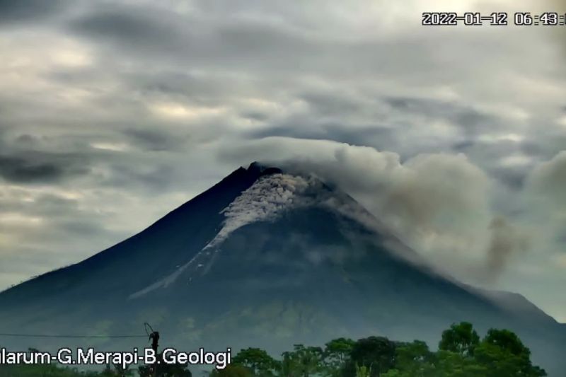 Merapi luncurkan awan panas guguran sejauh 1,5 km Rabu pagi