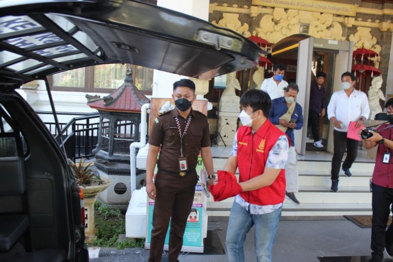 Kejari Denpasar terima pelimpahan tersangka korupsi KUR Rp3,1 miliar Kejari Denpasar terima pelimpahan tersangka korupsi KUR Rp3,1 miliar