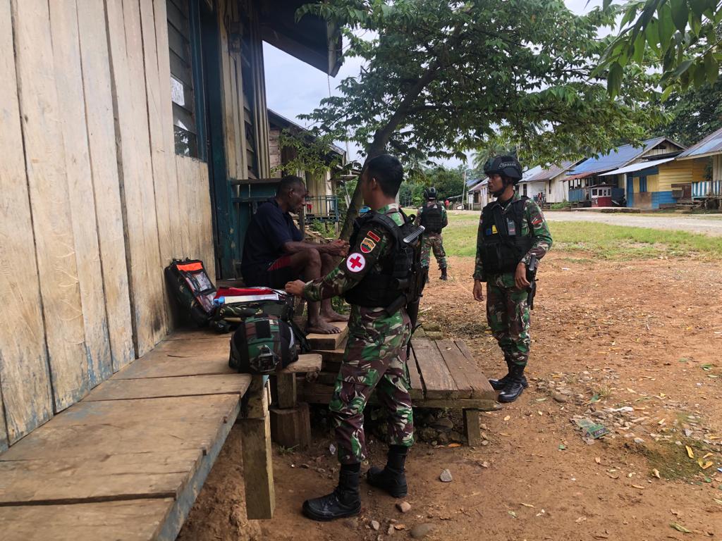 Satgas Pamtas TNI laksanakan pengobatan door to door kepada warga Papua Satgas Pamtas TNI laksanakan pengobatan door to door kepada warga Papua