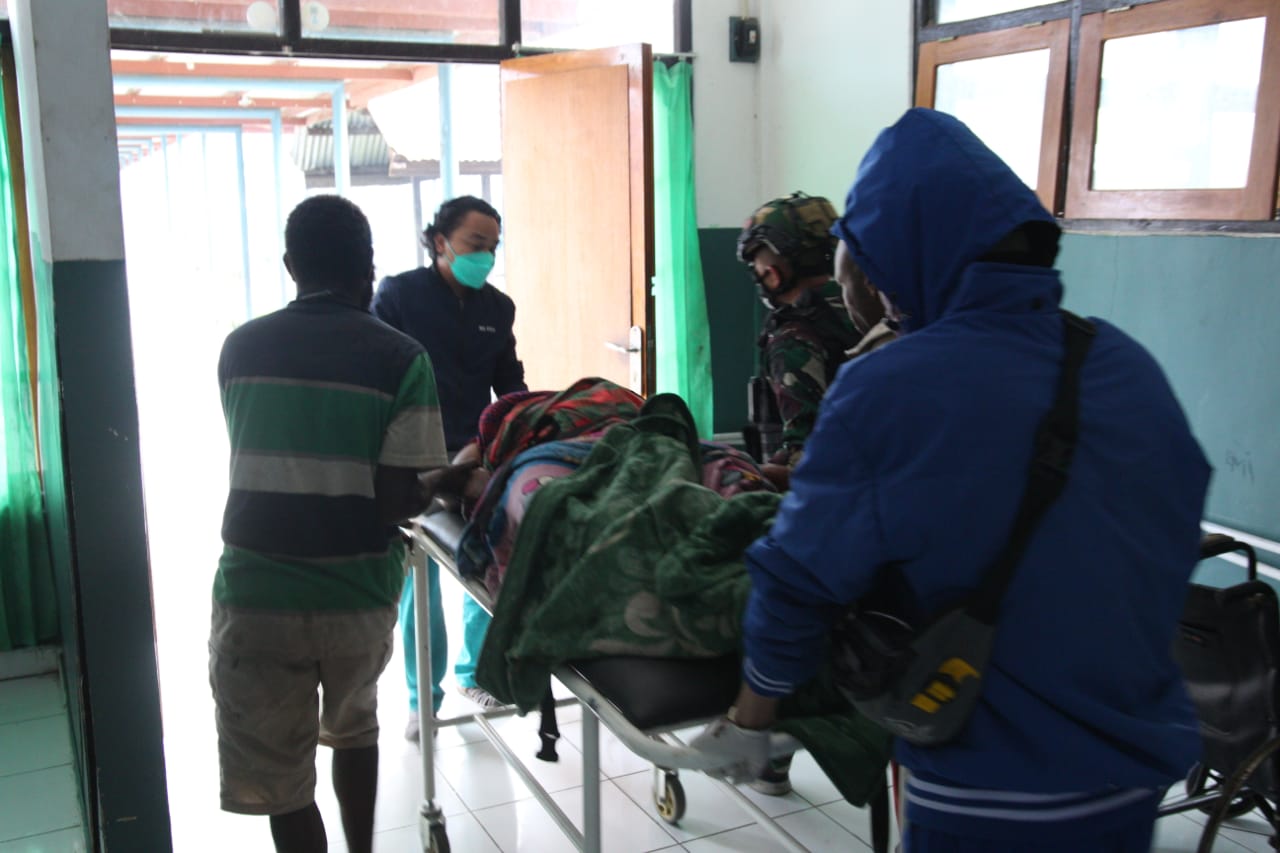 Satgas Kodim Yonif Raider 613/Rja evakuasi ibu melahirkan di Puncak Jaya Satgas Kodim Yonif Raider 613/Rja evakuasi ibu melahirkan di Puncak Jaya