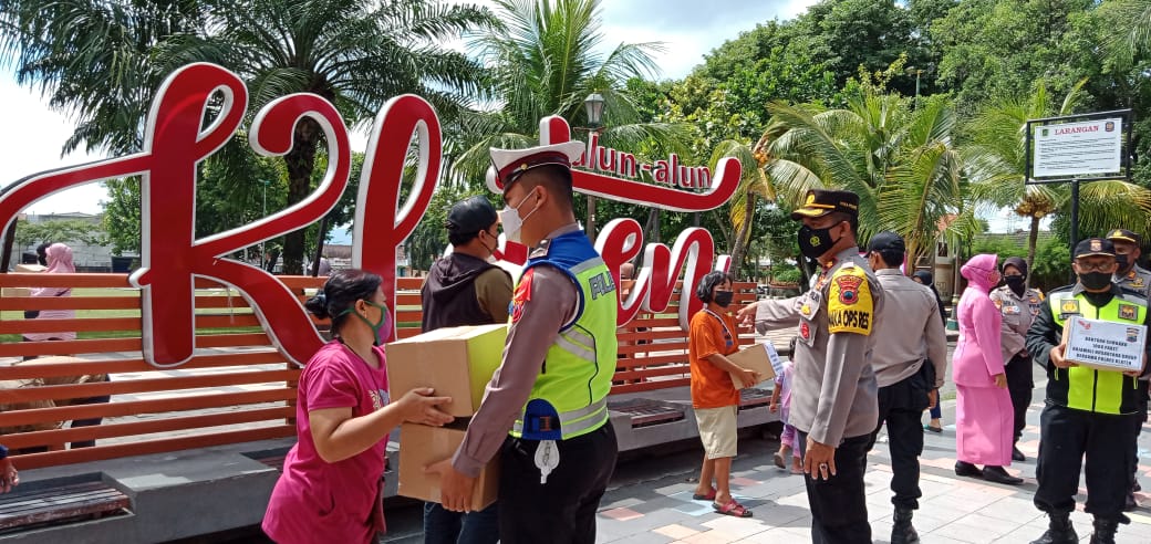 Warga Klaten terdampak pembatasan kegiatan pergantian Tahun 2022 dapat bantuan sembako