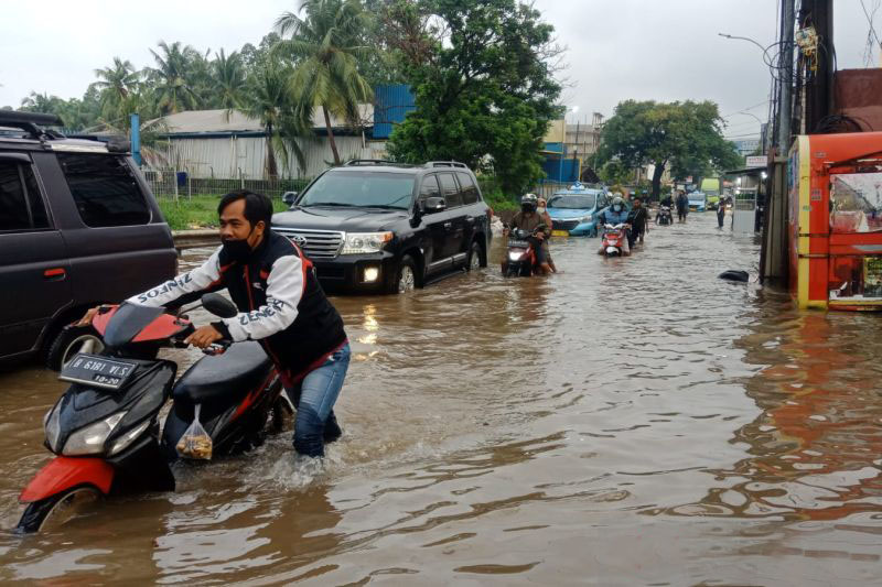 Genangan meluas hingga ke jalan raya di Kecamatan Benda, Kota Tangerang Genangan meluas hingga ke jalan raya di Kecamatan Benda, Kota Tangerang