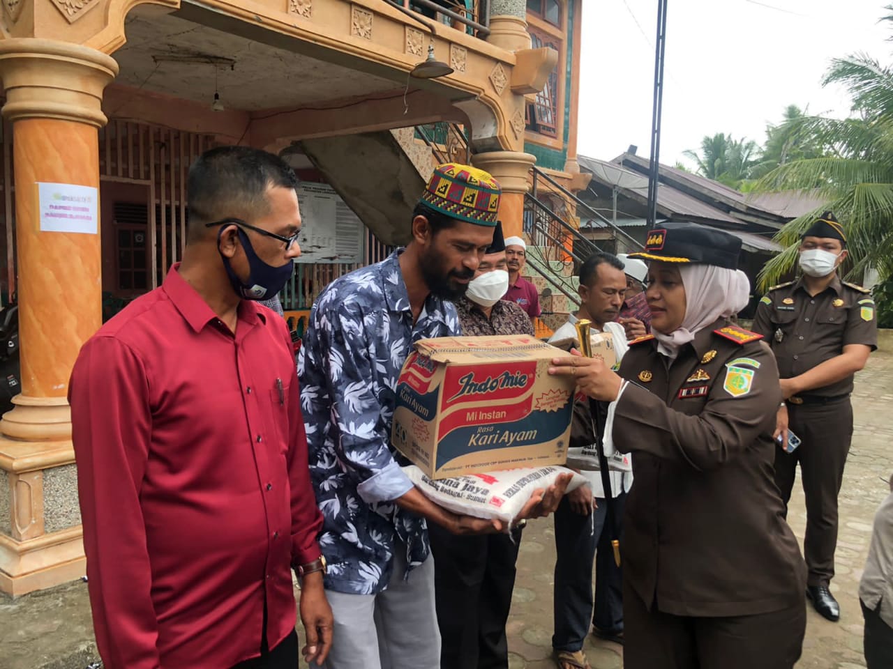 Kejati Aceh salurkan bantuan sembako untuk pengungsi banjir Alue Buket Lhoksukon Kejati Aceh salurkan bantuan sembako untuk pengungsi banjir Alue Buket Lhoksukon