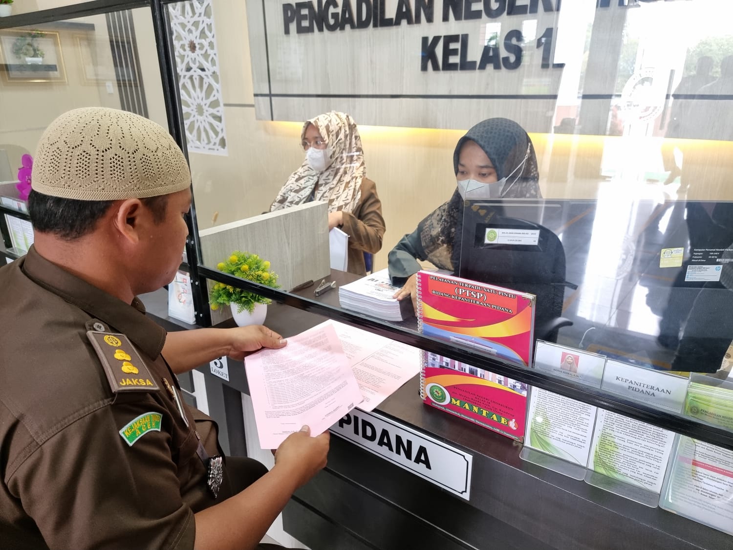 JPU serahkan berkas kasus penipuan dan penggelapan beras ke PN Lhoksukon JPU serahkan berkas kasus penipuan dan penggelapan beras ke PN Lhoksukon